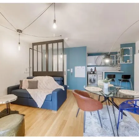 Cozy With Private Loggia Apartman *