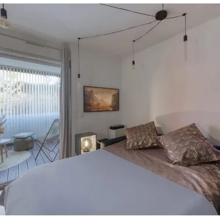 Cozy With Private Loggia Apartman